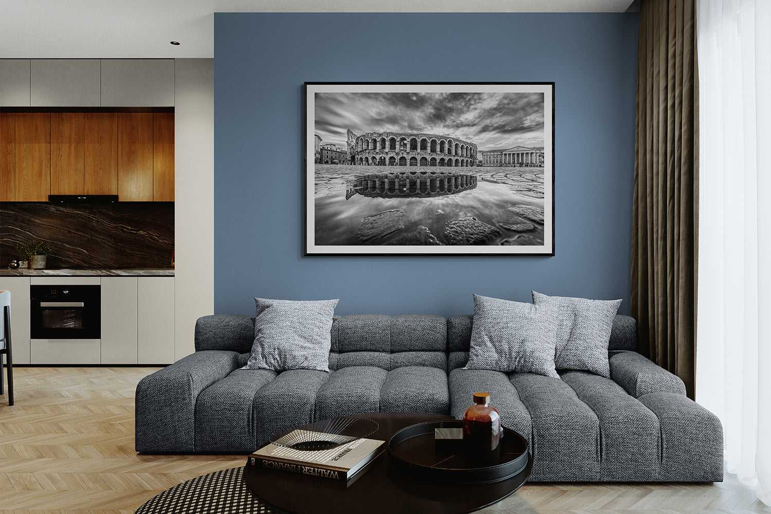 Fotografia Verona Collection #08645 incorniciata su parete blu in soggiorno moderno, evidenziando l'eleganza dell'Arena di Verona riflessa sull'acqua.